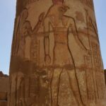 David Bisbal Instagram - Una de las cosas que más disfruté durante el día en que visitamos las canteras de Aswan, el Templo de Philae y el Templo de Kom Ombo, fue la forma en que estos templos han sido reutilizados a lo largo del tiempo. Se pueden ver inscripciones cristianas y grafitis de la expedición de Napoleón Bonaparte, lo que añade una capa adicional de historia y significado a estos antiguos sitios. También hubo tiempo para disfrutar a bordo! Me dieron una Derbuka y me puse a tocar sin conocimiento! Ja ja ja ja ja ja. Sobre el tema de los animales, ya sabéis que me encantan!!! Qué bonicos los perros, me los llevaría todos a casa!