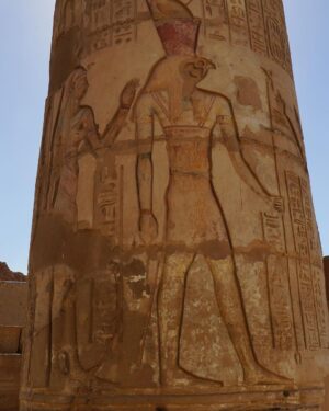 David Bisbal Instagram - Una de las cosas que más disfruté durante el día en que visitamos las canteras de Aswan, el Templo de Philae y el Templo de Kom Ombo, fue la forma en que estos templos han sido reutilizados a lo largo del tiempo. Se pueden ver inscripciones cristianas y grafitis de la expedición de Napoleón Bonaparte, lo que añade una capa adicional de historia y significado a estos antiguos sitios.

También hubo tiempo para disfrutar a bordo! Me dieron una Derbuka y me puse a tocar sin conocimiento! Ja ja ja ja ja ja. Sobre el tema de los animales, ya sabéis que me encantan!!! Qué bonicos los perros, me los llevaría todos a casa!