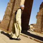 David Bisbal Instagram - Una de las cosas que más disfruté durante el día en que visitamos las canteras de Aswan, el Templo de Philae y el Templo de Kom Ombo, fue la forma en que estos templos han sido reutilizados a lo largo del tiempo. Se pueden ver inscripciones cristianas y grafitis de la expedición de Napoleón Bonaparte, lo que añade una capa adicional de historia y significado a estos antiguos sitios. También hubo tiempo para disfrutar a bordo! Me dieron una Derbuka y me puse a tocar sin conocimiento! Ja ja ja ja ja ja. Sobre el tema de los animales, ya sabéis que me encantan!!! Qué bonicos los perros, me los llevaría todos a casa!