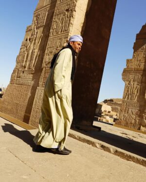 David Bisbal Instagram - Una de las cosas que más disfruté durante el día en que visitamos las canteras de Aswan, el Templo de Philae y el Templo de Kom Ombo, fue la forma en que estos templos han sido reutilizados a lo largo del tiempo. Se pueden ver inscripciones cristianas y grafitis de la expedición de Napoleón Bonaparte, lo que añade una capa adicional de historia y significado a estos antiguos sitios.

También hubo tiempo para disfrutar a bordo! Me dieron una Derbuka y me puse a tocar sin conocimiento! Ja ja ja ja ja ja. Sobre el tema de los animales, ya sabéis que me encantan!!! Qué bonicos los perros, me los llevaría todos a casa!
