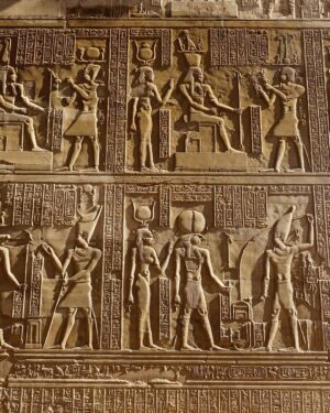 David Bisbal Instagram - Una de las cosas que más disfruté durante el día en que visitamos las canteras de Aswan, el Templo de Philae y el Templo de Kom Ombo, fue la forma en que estos templos han sido reutilizados a lo largo del tiempo. Se pueden ver inscripciones cristianas y grafitis de la expedición de Napoleón Bonaparte, lo que añade una capa adicional de historia y significado a estos antiguos sitios.

También hubo tiempo para disfrutar a bordo! Me dieron una Derbuka y me puse a tocar sin conocimiento! Ja ja ja ja ja ja. Sobre el tema de los animales, ya sabéis que me encantan!!! Qué bonicos los perros, me los llevaría todos a casa!