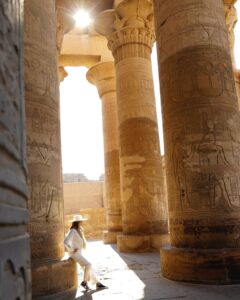 David Bisbal Instagram - Una de las cosas que más disfruté durante el día en que visitamos las canteras de Aswan, el Templo de Philae y el Templo de Kom Ombo, fue la forma en que estos templos han sido reutilizados a lo largo del tiempo. Se pueden ver inscripciones cristianas y grafitis de la expedición de Napoleón Bonaparte, lo que añade una capa adicional de historia y significado a estos antiguos sitios. También hubo tiempo para disfrutar a bordo! Me dieron una Derbuka y me puse a tocar sin conocimiento! Ja ja ja ja ja ja. Sobre el tema de los animales, ya sabéis que me encantan!!! Qué bonicos los perros, me los llevaría todos a casa!
