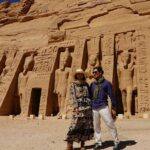 David Bisbal Instagram – Visitando los templos de Nefertari y Ramsés II, me encuentro completamente fascinado y en desacuerdo conmigo mismo… ¡No puedo decidir cuál de los dos me gusta más! Estas joyas de la antigüedad nos hablan de una época lejana, pero su majestuosidad e importancia histórica los hace sentir increíblemente cercanos. Sin embargo, no puedo evitar pensar en el destino que hubiesen tenido si no se hubiesen salvado de las aguas del lago Nasser… Os imagináis qué lugar tan espectacular de buceo tendríamos si estos templos hubiesen quedado sumergidos? ¡Sería una experiencia única! Junataria 2 de mis pasiones ja ja ja 🤪 Aunque, claro, tendríamos que tener cuidado con los cocodrilos que habitan el lago, ¡eso sí que sería una auténtica aventura y todo un peligro! Pero, personalmente, estoy muy agradecido de que se conserven para que podamos apreciarlos en todo su esplendor. #Egipto #AbuSimbel #Aventura