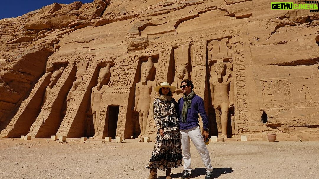 David Bisbal Instagram - Visitando los templos de Nefertari y Ramsés II, me encuentro completamente fascinado y en desacuerdo conmigo mismo... ¡No puedo decidir cuál de los dos me gusta más! Estas joyas de la antigüedad nos hablan de una época lejana, pero su majestuosidad e importancia histórica los hace sentir increíblemente cercanos. Sin embargo, no puedo evitar pensar en el destino que hubiesen tenido si no se hubiesen salvado de las aguas del lago Nasser... Os imagináis qué lugar tan espectacular de buceo tendríamos si estos templos hubiesen quedado sumergidos? ¡Sería una experiencia única! Junataria 2 de mis pasiones ja ja ja 🤪 Aunque, claro, tendríamos que tener cuidado con los cocodrilos que habitan el lago, ¡eso sí que sería una auténtica aventura y todo un peligro! Pero, personalmente, estoy muy agradecido de que se conserven para que podamos apreciarlos en todo su esplendor. #Egipto #AbuSimbel #Aventura