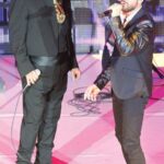David Bisbal Instagram - Aunque parece increíble que ya no esté con nosotros, @soyjuangabriel_ siempre estaré agradecido por haber tenido la oportunidad de grabar una canción con un artista tan grande en el estudio, aprender de su profesionalidad durante un tiempo, y además haber cantado con él en vivo y en directo, que es una de las cosas que más me fascina hacer. Este fue #pov de lo que viví aquellas dos noches en el auditorio nacional de México 🇲🇽