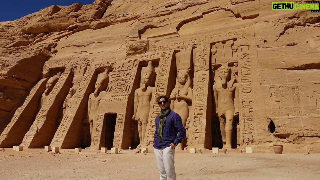 David Bisbal Instagram - Visitando los templos de Nefertari y Ramsés II, me encuentro completamente fascinado y en desacuerdo conmigo mismo... ¡No puedo decidir cuál de los dos me gusta más! Estas joyas de la antigüedad nos hablan de una época lejana, pero su majestuosidad e importancia histórica los hace sentir increíblemente cercanos. Sin embargo, no puedo evitar pensar en el destino que hubiesen tenido si no se hubiesen salvado de las aguas del lago Nasser... Os imagináis qué lugar tan espectacular de buceo tendríamos si estos templos hubiesen quedado sumergidos? ¡Sería una experiencia única! Junataria 2 de mis pasiones ja ja ja 🤪 Aunque, claro, tendríamos que tener cuidado con los cocodrilos que habitan el lago, ¡eso sí que sería una auténtica aventura y todo un peligro! Pero, personalmente, estoy muy agradecido de que se conserven para que podamos apreciarlos en todo su esplendor. #Egipto #AbuSimbel #Aventura
