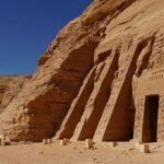 David Bisbal Instagram – Visitando los templos de Nefertari y Ramsés II, me encuentro completamente fascinado y en desacuerdo conmigo mismo… ¡No puedo decidir cuál de los dos me gusta más! Estas joyas de la antigüedad nos hablan de una época lejana, pero su majestuosidad e importancia histórica los hace sentir increíblemente cercanos. Sin embargo, no puedo evitar pensar en el destino que hubiesen tenido si no se hubiesen salvado de las aguas del lago Nasser… Os imagináis qué lugar tan espectacular de buceo tendríamos si estos templos hubiesen quedado sumergidos? ¡Sería una experiencia única! Junataria 2 de mis pasiones ja ja ja 🤪 Aunque, claro, tendríamos que tener cuidado con los cocodrilos que habitan el lago, ¡eso sí que sería una auténtica aventura y todo un peligro! Pero, personalmente, estoy muy agradecido de que se conserven para que podamos apreciarlos en todo su esplendor. #Egipto #AbuSimbel #Aventura