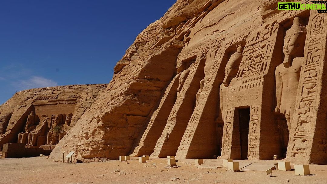 David Bisbal Instagram - Visitando los templos de Nefertari y Ramsés II, me encuentro completamente fascinado y en desacuerdo conmigo mismo... ¡No puedo decidir cuál de los dos me gusta más! Estas joyas de la antigüedad nos hablan de una época lejana, pero su majestuosidad e importancia histórica los hace sentir increíblemente cercanos. Sin embargo, no puedo evitar pensar en el destino que hubiesen tenido si no se hubiesen salvado de las aguas del lago Nasser... Os imagináis qué lugar tan espectacular de buceo tendríamos si estos templos hubiesen quedado sumergidos? ¡Sería una experiencia única! Junataria 2 de mis pasiones ja ja ja 🤪 Aunque, claro, tendríamos que tener cuidado con los cocodrilos que habitan el lago, ¡eso sí que sería una auténtica aventura y todo un peligro! Pero, personalmente, estoy muy agradecido de que se conserven para que podamos apreciarlos en todo su esplendor. #Egipto #AbuSimbel #Aventura