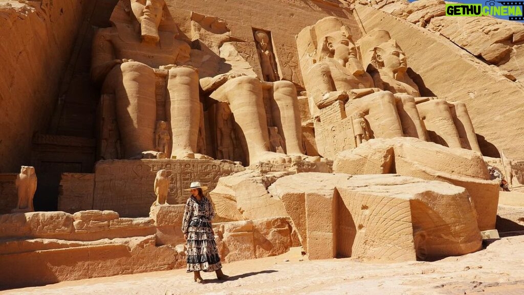 David Bisbal Instagram - Visitando los templos de Nefertari y Ramsés II, me encuentro completamente fascinado y en desacuerdo conmigo mismo... ¡No puedo decidir cuál de los dos me gusta más! Estas joyas de la antigüedad nos hablan de una época lejana, pero su majestuosidad e importancia histórica los hace sentir increíblemente cercanos. Sin embargo, no puedo evitar pensar en el destino que hubiesen tenido si no se hubiesen salvado de las aguas del lago Nasser... Os imagináis qué lugar tan espectacular de buceo tendríamos si estos templos hubiesen quedado sumergidos? ¡Sería una experiencia única! Junataria 2 de mis pasiones ja ja ja 🤪 Aunque, claro, tendríamos que tener cuidado con los cocodrilos que habitan el lago, ¡eso sí que sería una auténtica aventura y todo un peligro! Pero, personalmente, estoy muy agradecido de que se conserven para que podamos apreciarlos en todo su esplendor. #Egipto #AbuSimbel #Aventura