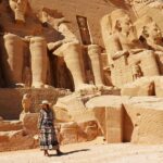 David Bisbal Instagram – Visitando los templos de Nefertari y Ramsés II, me encuentro completamente fascinado y en desacuerdo conmigo mismo… ¡No puedo decidir cuál de los dos me gusta más! Estas joyas de la antigüedad nos hablan de una época lejana, pero su majestuosidad e importancia histórica los hace sentir increíblemente cercanos. Sin embargo, no puedo evitar pensar en el destino que hubiesen tenido si no se hubiesen salvado de las aguas del lago Nasser… Os imagináis qué lugar tan espectacular de buceo tendríamos si estos templos hubiesen quedado sumergidos? ¡Sería una experiencia única! Junataria 2 de mis pasiones ja ja ja 🤪 Aunque, claro, tendríamos que tener cuidado con los cocodrilos que habitan el lago, ¡eso sí que sería una auténtica aventura y todo un peligro! Pero, personalmente, estoy muy agradecido de que se conserven para que podamos apreciarlos en todo su esplendor. #Egipto #AbuSimbel #Aventura