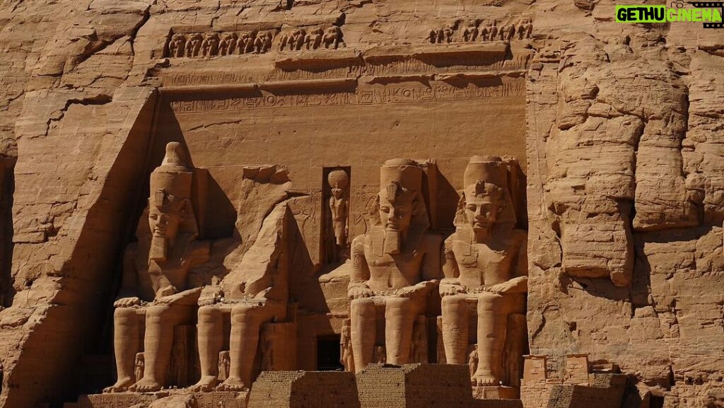 David Bisbal Instagram - Visitando los templos de Nefertari y Ramsés II, me encuentro completamente fascinado y en desacuerdo conmigo mismo... ¡No puedo decidir cuál de los dos me gusta más! Estas joyas de la antigüedad nos hablan de una época lejana, pero su majestuosidad e importancia histórica los hace sentir increíblemente cercanos. Sin embargo, no puedo evitar pensar en el destino que hubiesen tenido si no se hubiesen salvado de las aguas del lago Nasser... Os imagináis qué lugar tan espectacular de buceo tendríamos si estos templos hubiesen quedado sumergidos? ¡Sería una experiencia única! Junataria 2 de mis pasiones ja ja ja 🤪 Aunque, claro, tendríamos que tener cuidado con los cocodrilos que habitan el lago, ¡eso sí que sería una auténtica aventura y todo un peligro! Pero, personalmente, estoy muy agradecido de que se conserven para que podamos apreciarlos en todo su esplendor. #Egipto #AbuSimbel #Aventura