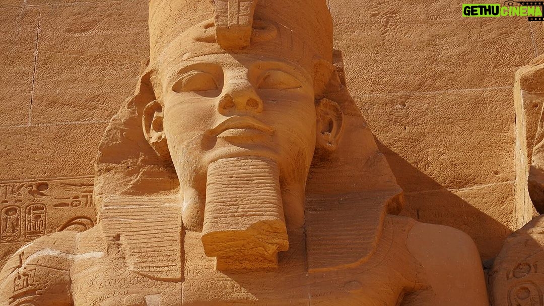 David Bisbal Instagram - Visitando los templos de Nefertari y Ramsés II, me encuentro completamente fascinado y en desacuerdo conmigo mismo... ¡No puedo decidir cuál de los dos me gusta más! Estas joyas de la antigüedad nos hablan de una época lejana, pero su majestuosidad e importancia histórica los hace sentir increíblemente cercanos. Sin embargo, no puedo evitar pensar en el destino que hubiesen tenido si no se hubiesen salvado de las aguas del lago Nasser... Os imagináis qué lugar tan espectacular de buceo tendríamos si estos templos hubiesen quedado sumergidos? ¡Sería una experiencia única! Junataria 2 de mis pasiones ja ja ja 🤪 Aunque, claro, tendríamos que tener cuidado con los cocodrilos que habitan el lago, ¡eso sí que sería una auténtica aventura y todo un peligro! Pero, personalmente, estoy muy agradecido de que se conserven para que podamos apreciarlos en todo su esplendor. #Egipto #AbuSimbel #Aventura