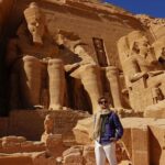 David Bisbal Instagram – Visitando los templos de Nefertari y Ramsés II, me encuentro completamente fascinado y en desacuerdo conmigo mismo… ¡No puedo decidir cuál de los dos me gusta más! Estas joyas de la antigüedad nos hablan de una época lejana, pero su majestuosidad e importancia histórica los hace sentir increíblemente cercanos. Sin embargo, no puedo evitar pensar en el destino que hubiesen tenido si no se hubiesen salvado de las aguas del lago Nasser… Os imagináis qué lugar tan espectacular de buceo tendríamos si estos templos hubiesen quedado sumergidos? ¡Sería una experiencia única! Junataria 2 de mis pasiones ja ja ja 🤪 Aunque, claro, tendríamos que tener cuidado con los cocodrilos que habitan el lago, ¡eso sí que sería una auténtica aventura y todo un peligro! Pero, personalmente, estoy muy agradecido de que se conserven para que podamos apreciarlos en todo su esplendor. #Egipto #AbuSimbel #Aventura