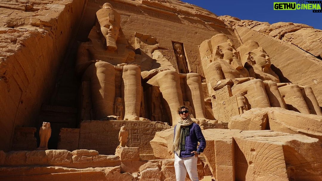 David Bisbal Instagram - Visitando los templos de Nefertari y Ramsés II, me encuentro completamente fascinado y en desacuerdo conmigo mismo... ¡No puedo decidir cuál de los dos me gusta más! Estas joyas de la antigüedad nos hablan de una época lejana, pero su majestuosidad e importancia histórica los hace sentir increíblemente cercanos. Sin embargo, no puedo evitar pensar en el destino que hubiesen tenido si no se hubiesen salvado de las aguas del lago Nasser... Os imagináis qué lugar tan espectacular de buceo tendríamos si estos templos hubiesen quedado sumergidos? ¡Sería una experiencia única! Junataria 2 de mis pasiones ja ja ja 🤪 Aunque, claro, tendríamos que tener cuidado con los cocodrilos que habitan el lago, ¡eso sí que sería una auténtica aventura y todo un peligro! Pero, personalmente, estoy muy agradecido de que se conserven para que podamos apreciarlos en todo su esplendor. #Egipto #AbuSimbel #Aventura