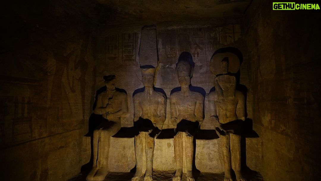 David Bisbal Instagram - Visitando los templos de Nefertari y Ramsés II, me encuentro completamente fascinado y en desacuerdo conmigo mismo... ¡No puedo decidir cuál de los dos me gusta más! Estas joyas de la antigüedad nos hablan de una época lejana, pero su majestuosidad e importancia histórica los hace sentir increíblemente cercanos. Sin embargo, no puedo evitar pensar en el destino que hubiesen tenido si no se hubiesen salvado de las aguas del lago Nasser... Os imagináis qué lugar tan espectacular de buceo tendríamos si estos templos hubiesen quedado sumergidos? ¡Sería una experiencia única! Junataria 2 de mis pasiones ja ja ja 🤪 Aunque, claro, tendríamos que tener cuidado con los cocodrilos que habitan el lago, ¡eso sí que sería una auténtica aventura y todo un peligro! Pero, personalmente, estoy muy agradecido de que se conserven para que podamos apreciarlos en todo su esplendor. #Egipto #AbuSimbel #Aventura