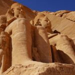 David Bisbal Instagram – Visitando los templos de Nefertari y Ramsés II, me encuentro completamente fascinado y en desacuerdo conmigo mismo… ¡No puedo decidir cuál de los dos me gusta más! Estas joyas de la antigüedad nos hablan de una época lejana, pero su majestuosidad e importancia histórica los hace sentir increíblemente cercanos. Sin embargo, no puedo evitar pensar en el destino que hubiesen tenido si no se hubiesen salvado de las aguas del lago Nasser… Os imagináis qué lugar tan espectacular de buceo tendríamos si estos templos hubiesen quedado sumergidos? ¡Sería una experiencia única! Junataria 2 de mis pasiones ja ja ja 🤪 Aunque, claro, tendríamos que tener cuidado con los cocodrilos que habitan el lago, ¡eso sí que sería una auténtica aventura y todo un peligro! Pero, personalmente, estoy muy agradecido de que se conserven para que podamos apreciarlos en todo su esplendor. #Egipto #AbuSimbel #Aventura