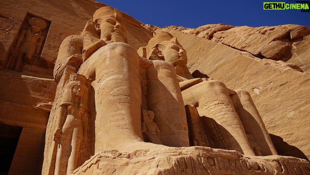 David Bisbal Instagram - Visitando los templos de Nefertari y Ramsés II, me encuentro completamente fascinado y en desacuerdo conmigo mismo... ¡No puedo decidir cuál de los dos me gusta más! Estas joyas de la antigüedad nos hablan de una época lejana, pero su majestuosidad e importancia histórica los hace sentir increíblemente cercanos. Sin embargo, no puedo evitar pensar en el destino que hubiesen tenido si no se hubiesen salvado de las aguas del lago Nasser... Os imagináis qué lugar tan espectacular de buceo tendríamos si estos templos hubiesen quedado sumergidos? ¡Sería una experiencia única! Junataria 2 de mis pasiones ja ja ja 🤪 Aunque, claro, tendríamos que tener cuidado con los cocodrilos que habitan el lago, ¡eso sí que sería una auténtica aventura y todo un peligro! Pero, personalmente, estoy muy agradecido de que se conserven para que podamos apreciarlos en todo su esplendor. #Egipto #AbuSimbel #Aventura