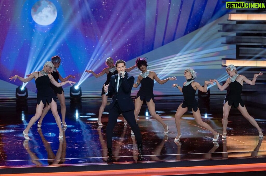 David Bisbal Instagram - Qué bien arropado estuve en el opening de los premios Goya con este gran cuerpo de baile!! ❤️