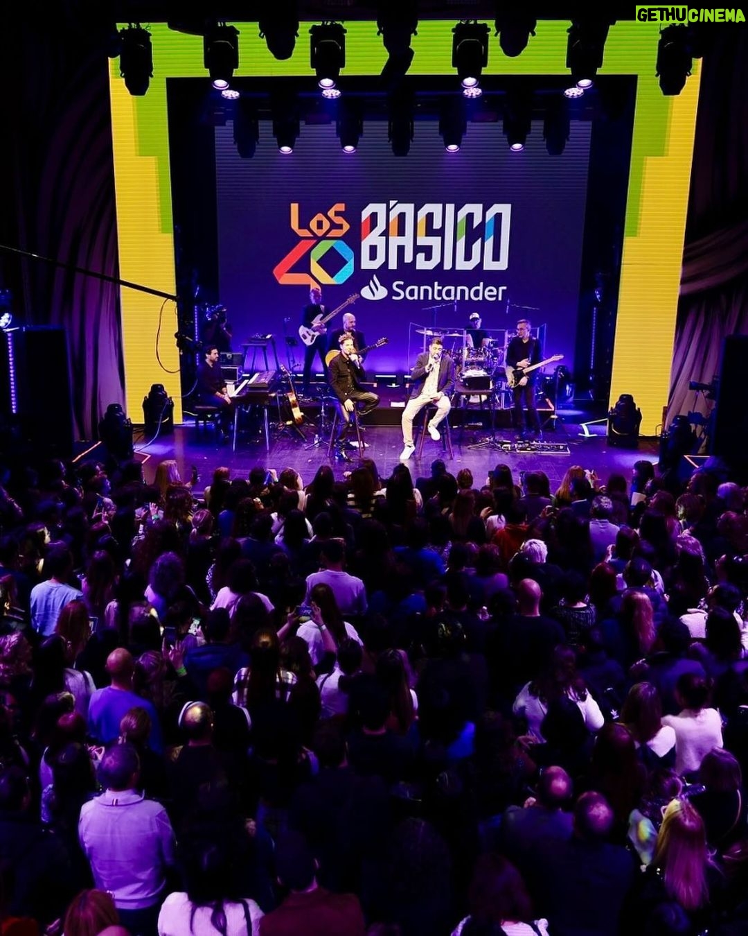 David Bisbal Instagram - DAVID BISBAL se ha convertido en el artista con mayor número de #LOS40BasicoSantander 🕺🏻 Anoche, en @teatroeslava, nos hizo CANTAR y BAILAR repasando toda su carrera musical 🎶 ¡Fue increíble! 🥹 Gracias a @santander_smusic @santander_es por hacerlo posible ❤️ 📸 @jorgeparis1