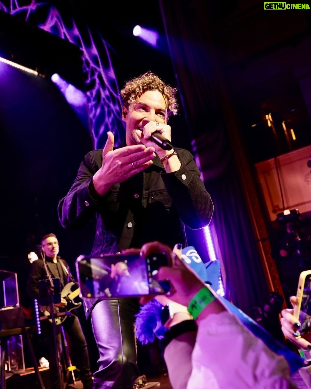 David Bisbal Instagram - DAVID BISBAL se ha convertido en el artista con mayor número de #LOS40BasicoSantander 🕺🏻 Anoche, en @teatroeslava, nos hizo CANTAR y BAILAR repasando toda su carrera musical 🎶 ¡Fue increíble! 🥹 Gracias a @santander_smusic @santander_es por hacerlo posible ❤️ 📸 @jorgeparis1