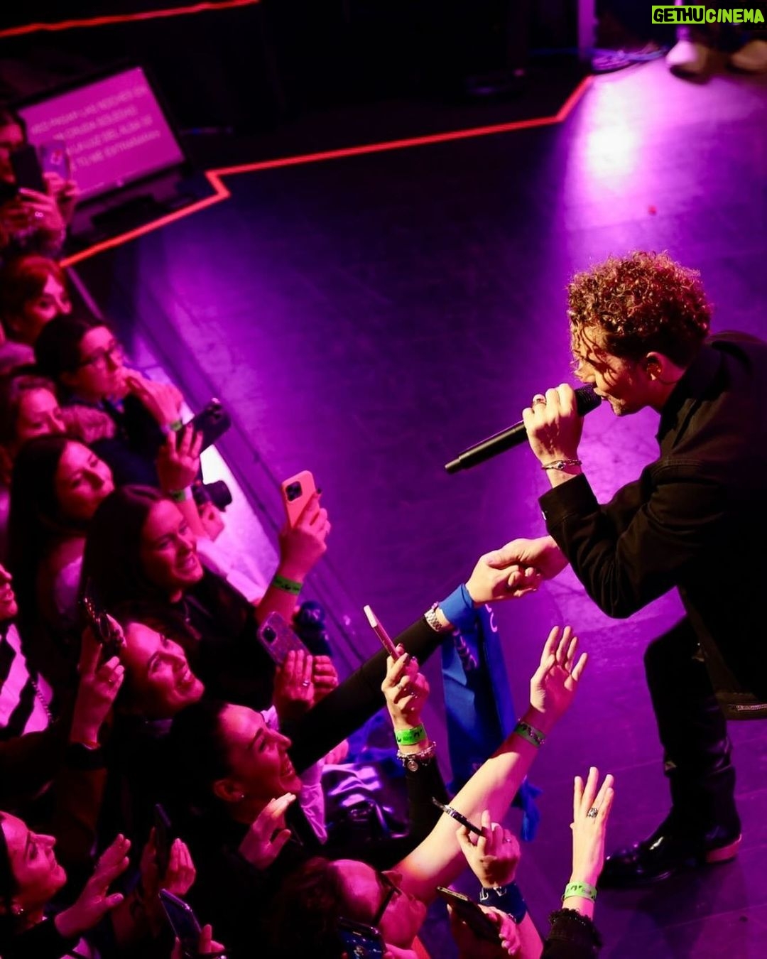 David Bisbal Instagram - DAVID BISBAL se ha convertido en el artista con mayor número de #LOS40BasicoSantander 🕺🏻 Anoche, en @teatroeslava, nos hizo CANTAR y BAILAR repasando toda su carrera musical 🎶 ¡Fue increíble! 🥹 Gracias a @santander_smusic @santander_es por hacerlo posible ❤️ 📸 @jorgeparis1