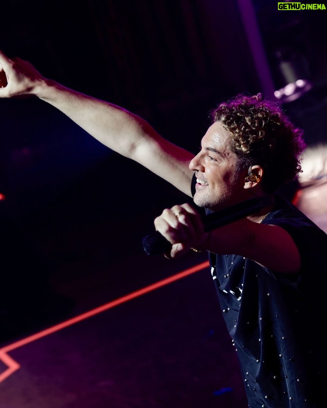 David Bisbal Instagram - DAVID BISBAL se ha convertido en el artista con mayor número de #LOS40BasicoSantander 🕺🏻 Anoche, en @teatroeslava, nos hizo CANTAR y BAILAR repasando toda su carrera musical 🎶 ¡Fue increíble! 🥹 Gracias a @santander_smusic @santander_es por hacerlo posible ❤️ 📸 @jorgeparis1