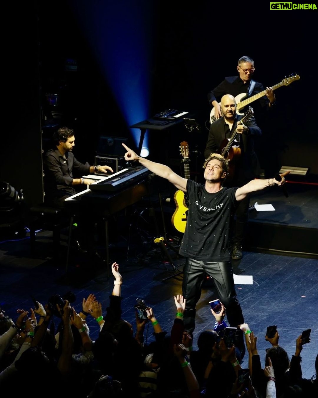 David Bisbal Instagram - DAVID BISBAL se ha convertido en el artista con mayor número de #LOS40BasicoSantander 🕺🏻 Anoche, en @teatroeslava, nos hizo CANTAR y BAILAR repasando toda su carrera musical 🎶 ¡Fue increíble! 🥹 Gracias a @santander_smusic @santander_es por hacerlo posible ❤️ 📸 @jorgeparis1