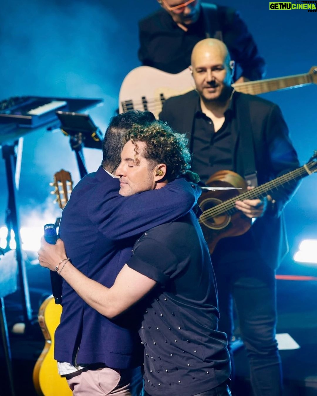 David Bisbal Instagram - DAVID BISBAL se ha convertido en el artista con mayor número de #LOS40BasicoSantander 🕺🏻 Anoche, en @teatroeslava, nos hizo CANTAR y BAILAR repasando toda su carrera musical 🎶 ¡Fue increíble! 🥹 Gracias a @santander_smusic @santander_es por hacerlo posible ❤️ 📸 @jorgeparis1