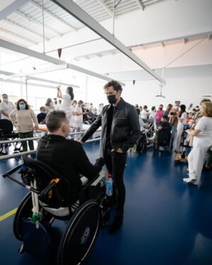 David Bisbal Instagram - Hoy he vivido un día muy especial  en el @hnparaplejicos 
Pude compartir con pacientes, familiares y trabajadores a los que admiro profundamente por su voluntad, esfuerzo y dedicación; Sin ninguna duda ha sido una inyección de energía positiva para mi también.
Fue bonito poder cantar juntos, la música es una gran compañera y la medicina para el alma y el corazón.
Gracias @ludovicovagnone por acompañarnos con tu arte.
Un gran abrazo a todos!