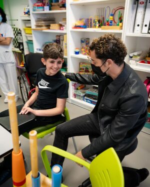 David Bisbal Instagram - Hoy he vivido un día muy especial  en el @hnparaplejicos 
Pude compartir con pacientes, familiares y trabajadores a los que admiro profundamente por su voluntad, esfuerzo y dedicación; Sin ninguna duda ha sido una inyección de energía positiva para mi también.
Fue bonito poder cantar juntos, la música es una gran compañera y la medicina para el alma y el corazón.
Gracias @ludovicovagnone por acompañarnos con tu arte.
Un gran abrazo a todos!