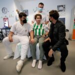 David Bisbal Instagram – Hoy he vivido un día muy especial  en el @hnparaplejicos 
Pude compartir con pacientes, familiares y trabajadores a los que admiro profundamente por su voluntad, esfuerzo y dedicación; Sin ninguna duda ha sido una inyección de energía positiva para mi también.
Fue bonito poder cantar juntos, la música es una gran compañera y la medicina para el alma y el corazón.
Gracias @ludovicovagnone por acompañarnos con tu arte.
Un gran abrazo a todos! Hospital Nacional de Parapléjicos y su Fundación