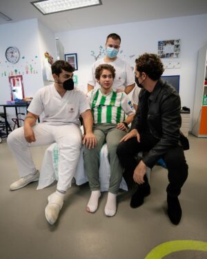 David Bisbal Instagram - Hoy he vivido un día muy especial  en el @hnparaplejicos 
Pude compartir con pacientes, familiares y trabajadores a los que admiro profundamente por su voluntad, esfuerzo y dedicación; Sin ninguna duda ha sido una inyección de energía positiva para mi también.
Fue bonito poder cantar juntos, la música es una gran compañera y la medicina para el alma y el corazón.
Gracias @ludovicovagnone por acompañarnos con tu arte.
Un gran abrazo a todos!