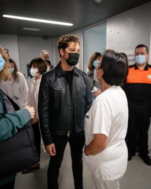 David Bisbal Instagram - Hoy he vivido un día muy especial  en el @hnparaplejicos 
Pude compartir con pacientes, familiares y trabajadores a los que admiro profundamente por su voluntad, esfuerzo y dedicación; Sin ninguna duda ha sido una inyección de energía positiva para mi también.
Fue bonito poder cantar juntos, la música es una gran compañera y la medicina para el alma y el corazón.
Gracias @ludovicovagnone por acompañarnos con tu arte.
Un gran abrazo a todos!