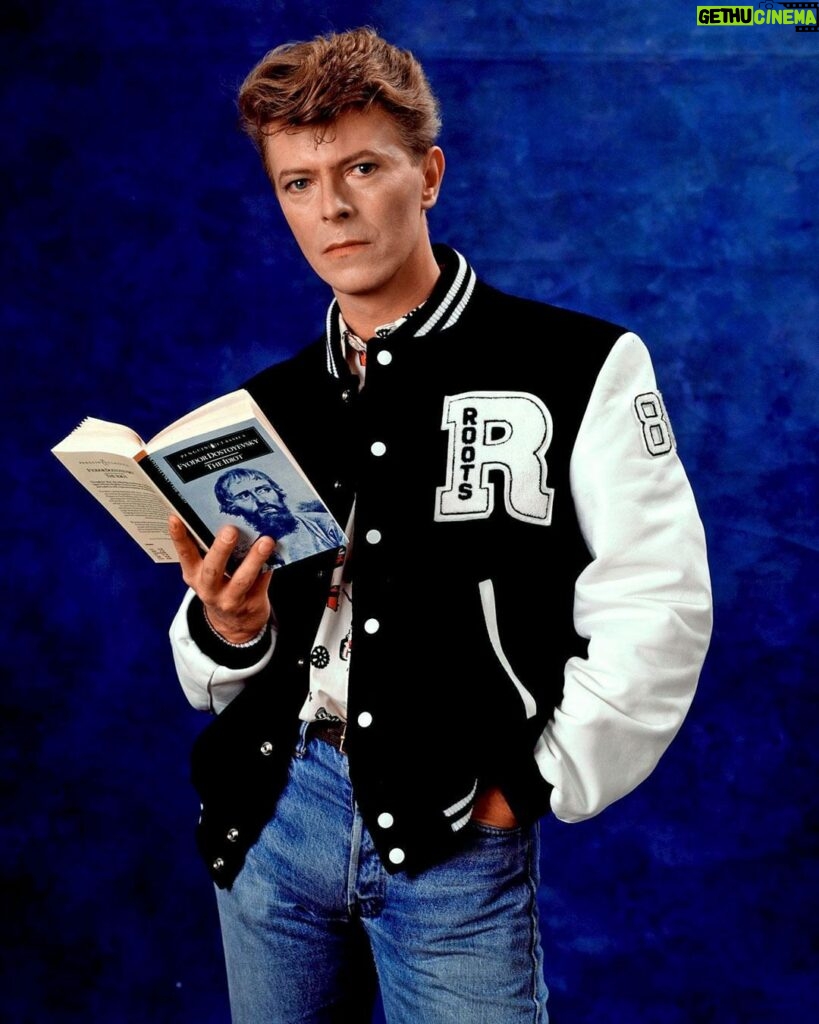 David Bowie Instagram - BOWIE’S AMERICAN LIBRARIES READ CAMPAIGN AND THE IDIOT “Calling Sister Midnight, Well, I'm an idiot for you…” Back in 2013 we posted BOWIE’S TOP 100 BOOKS - THE COMPLETE LIST: https://www.davidbowie.com/blog/2013/10/1/bowies-top-100-books-the-complete-list (Linktree in bio) In 1986 photographer Chalkie Davies produced the portraits here of Bowie with Fyodor Dostoevsky’s The Idiot*, a book not on the list, but that’s no reason not to view these images again. They were made for the American Library Association‘s READ campaign, and specifically for the 1987 David Bowie for America’s Libraries READ poster, and associated items such as bookmarks. * David suggested the title for the Iggy Pop album of the same name. He also took the cover shot of Iggy based on Erich Heckel’s painting Roquairol. The photograph is often miscredited to Andrew Kent. Perhaps Iggy can remember the moment? @iggypopofficial @chalkiedavies #BowieBookClub #BowieBookLover #FyodorDostoevskyTheIdiot #IggyPopTheIdiot