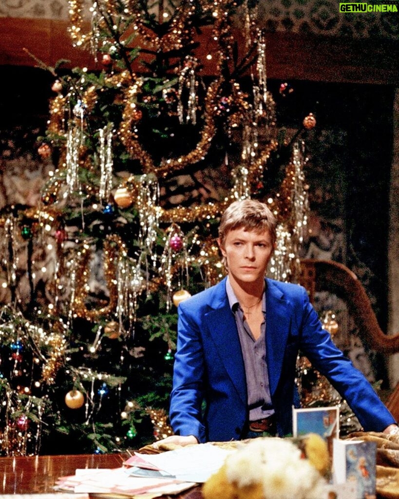 David Bowie Instagram - BOWIE & BING: THE FULL STORY BEHIND THE UNLIKELY CHRISTMAS DUET “Peace on Earth, can it be, Can it be...” Having already aired in the US, the UK got the chance to see David Bowie and Bing Crosby’s Christmas duet, Peace On Earth/Little Drummer Boy for the first time on this day in 1977. Five years later the RCA release of the recording peaked at #3 for Christmas and the last week of 1982. Thanks to Jason Draper for yet another in-depth piece which you can read over on Dig! via the link below. David Bowie And Bing Crosby: The Full Story Behind The Unlikely Christmas Duet - https://www.thisisdig.com/feature/david-bowie-bing-crosby-peace-on-earth-little-drummer-boy-christmas-special-story/ (Linktree in bio) #BowieForever #PeaceOnEarth #BowieBing
