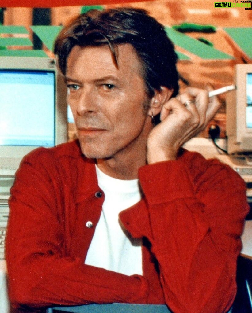 David Bowie Instagram - DAVID AND RONAN’S 25-YEAR-OLD BOWIENET CHAT “Nowhere, Shampoo, TV, come back, Boy's Own…” Today we look back 25 years to January 30th, 1999, and another BowieNet chat, which took place in the offices of Outside in London. David was chatting with Boyzone singer, Ronan Keating. Thanks to Paul Kinder over at BowieWonderworld, you can read the full transcript here: https://www.bowiewonderworld.com/chats/dbchatronan0199.htm (Linktree in bio) #BowieNet #BowieNetChat