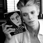 David Bowie Instagram – BOWIE’S BUSTER KEATON TRIBUTES

“He’s Chameleon, Comedian, Corinthian and Caricature…” 

The first image here is another fine Steve Schapiro portrait from 1975. As you can see, David is pictured with Rudi Blesh‘s biography of Buster Keaton.

Schapiro remembers how David was impressed with the photographer’s connection to Keaton: “From the moment Bowie arrived, we seemed to hit it off. Incredibly intelligent, calm, and filled with ideas, he talked a lot about Alistair Crowley whose esoteric writings he was heavily into at the time. When David heard that I had photographed Buster Keaton, one of his greatest heroes, we instantly became friends.”

Bowie even used a full-page 1964 Schapiro shot of Keaton in New York inside the 1976 Isolar Tour programme. (2nd image)

Bowie references Keaton in at least a couple of his videos. In the 1977 Stanley Dorfman-directed Be My Wife promo, he performs against a bleached-out background in this heartfelt plea for marital union and somehow manages to appear nonchalant and anguished at the same time. Apparently, Bowie’s make-up and mannerisms in the video were a nod to Buster himself. (3rd image)

The Keaton look was reprised more obviously and to wonderful effect throughout the Miracle Goodnight video in 1993. (4th image)

A couple more images may or may not have been as a result of David watching Keaton’s movies. Perhaps the links are a little tenuous, but here they are anyway.

The 5th image is Sukita’s famous shot from 1973 wherein Bowie mirrors Keaton’s pose in the film The High Sign. (6th image)

The 7th slide is the 1971 edition of the KEATON paperback that Bowie is holding in the first image and the still of Keaton as a sailor is from the film The Navigator.

Finally, the last picture by @blamsnap is from the 2000 BowieNet Roseland concert when Bowie dressed nautically, Sailor being his chatroom nickname. 

KEATON is a book that David was clearly fond of, but it’s another that didn’t make it into BOWIE’S TOP 100 BOOKS – THE COMPLETE LIST: https://www.davidbowie.com/blog/2013/10/1/bowies-top-100-books-the-complete-list (Linktree in bio)

#BowieBookLover #BowieSchapiro #BowieKeaton
