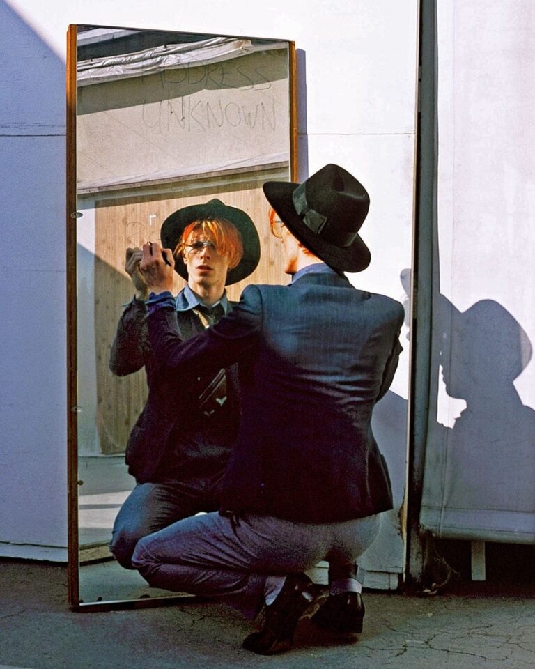 David Bowie Instagram - Today we reflect on another of Steve Schapiro's shots from his collection of iconic Bowie images created in 1975. Rather cryptically and in typically enigmatic fashion, Bowie has scrawled “ADDRESS UNKNOWN” on the mirror. What do you reckon that’s all about then? #BowieReflections