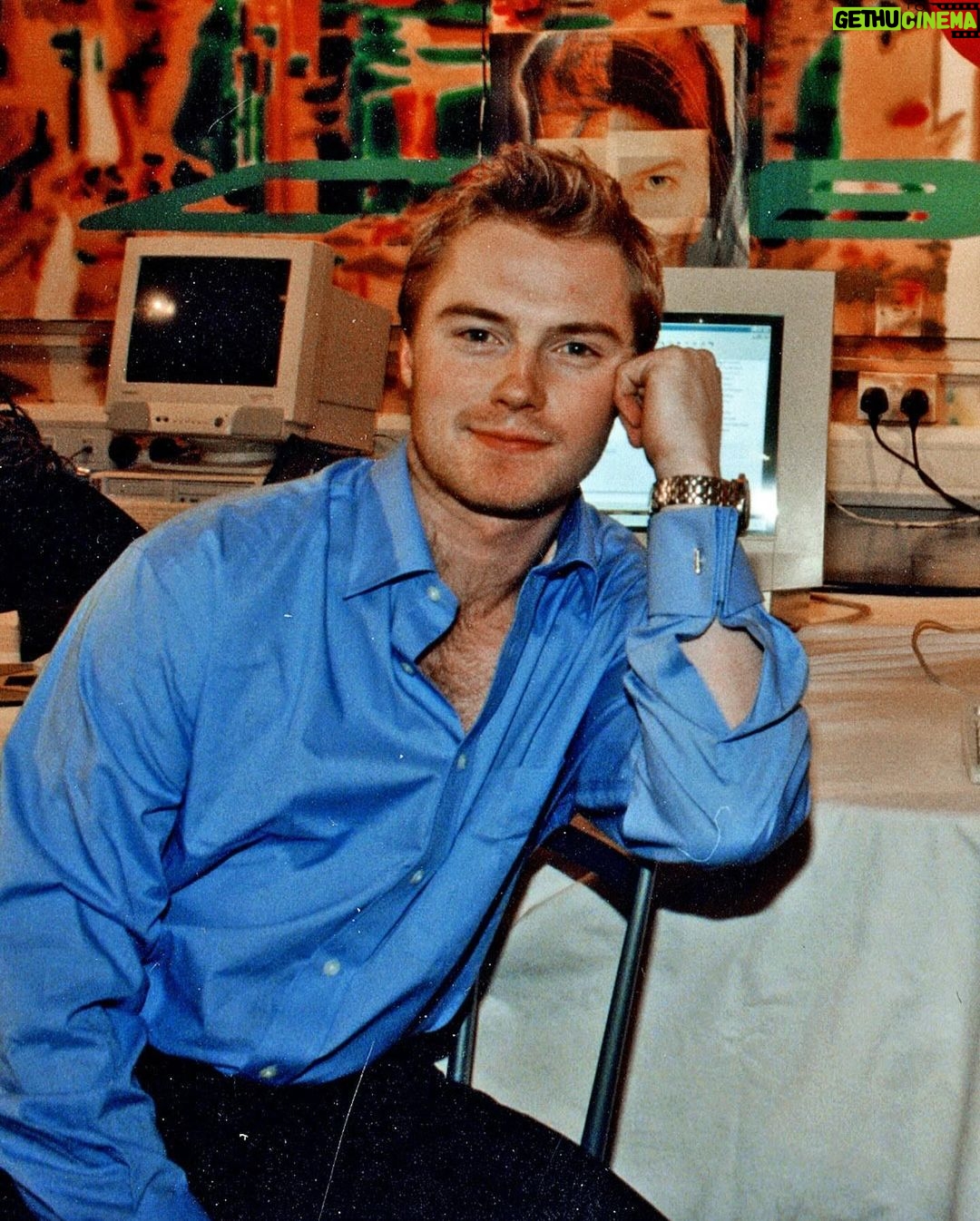 David Bowie Instagram - DAVID AND RONAN’S 25-YEAR-OLD BOWIENET CHAT “Nowhere, Shampoo, TV, come back, Boy's Own…” Today we look back 25 years to January 30th, 1999, and another BowieNet chat, which took place in the offices of Outside in London. David was chatting with Boyzone singer, Ronan Keating. Thanks to Paul Kinder over at BowieWonderworld, you can read the full transcript here: https://www.bowiewonderworld.com/chats/dbchatronan0199.htm (Linktree in bio) #BowieNet #BowieNetChat