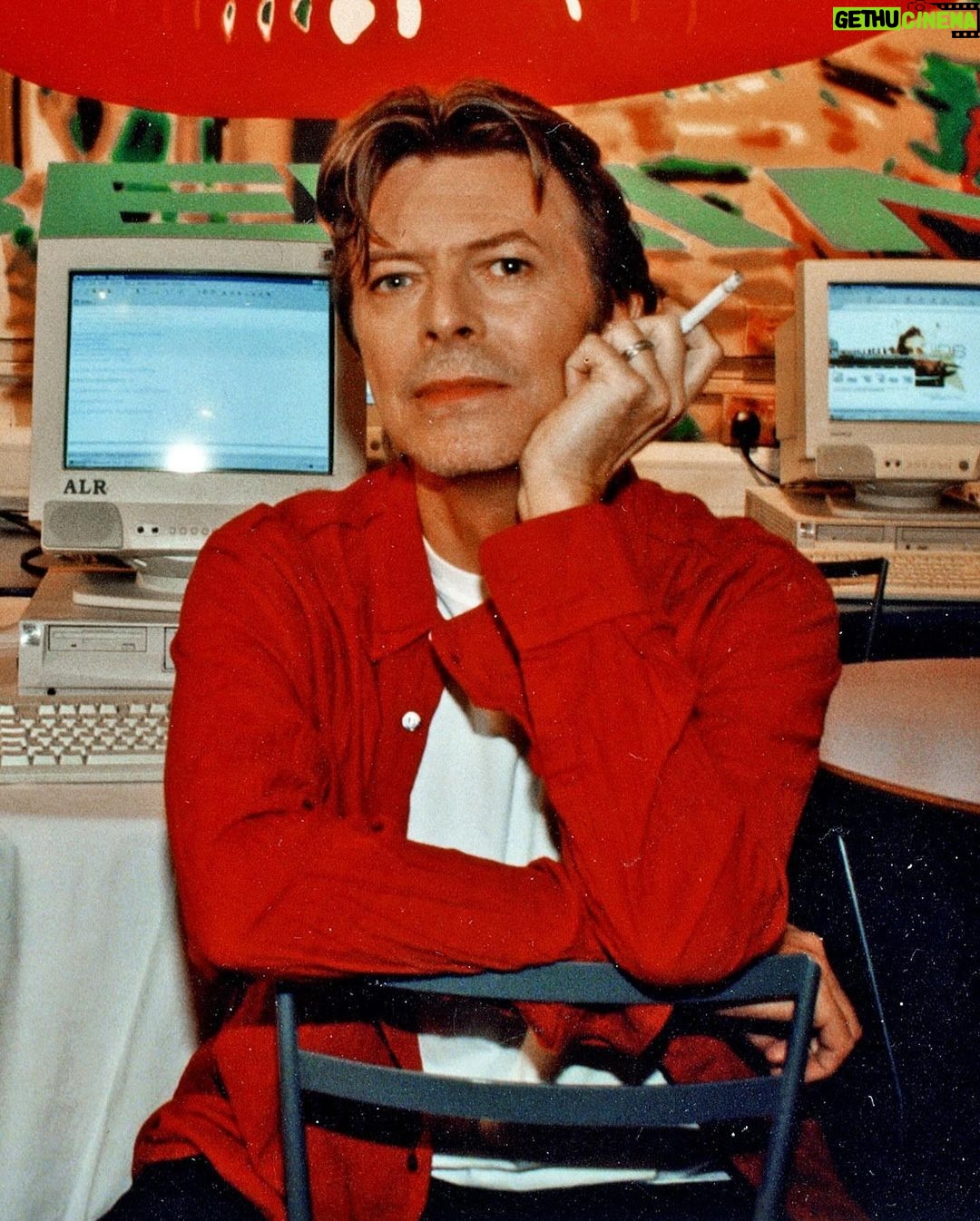 David Bowie Instagram - DAVID AND RONAN’S 25-YEAR-OLD BOWIENET CHAT “Nowhere, Shampoo, TV, come back, Boy's Own…” Today we look back 25 years to January 30th, 1999, and another BowieNet chat, which took place in the offices of Outside in London. David was chatting with Boyzone singer, Ronan Keating. Thanks to Paul Kinder over at BowieWonderworld, you can read the full transcript here: https://www.bowiewonderworld.com/chats/dbchatronan0199.htm (Linktree in bio) #BowieNet #BowieNetChat