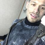 David Castañeda Instagram - We’ve come so far haven’t we? Here are some photos and videos from shooting S1 Umbrella. Camaradas, aqui unas fotitos cuando filmamos la primera temporada de umbrella. ❤️❤️
