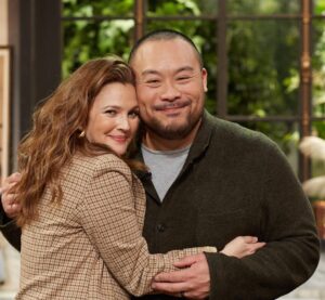 David Chang Instagram - Always so much fun on the @thedrewbarrymoreshow…made a vegetable stir-fry and the chili crunch carbonara with @momofukugoods air dried noodles 

🙏 @drewbarrymore