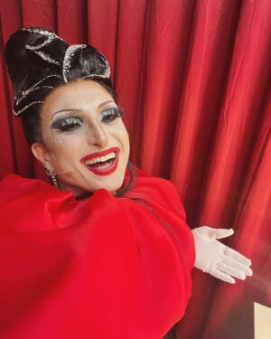David Coscas Instagram - Je vous présente La Queen Aman. 

Vidéo dispo sur la chaîne de @gaellegd c’était une expérience incroyable 🫶

Merci à @missfacebe pour le make-up de grand talent 

C’était qui votre queen pref dans la video ? 

Joyeux à vous.