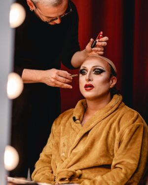 David Coscas Instagram - Je vous présente La Queen Aman. 

Vidéo dispo sur la chaîne de @gaellegd c’était une expérience incroyable 🫶

Merci à @missfacebe pour le make-up de grand talent 

C’était qui votre queen pref dans la video ? 

Joyeux à vous.
