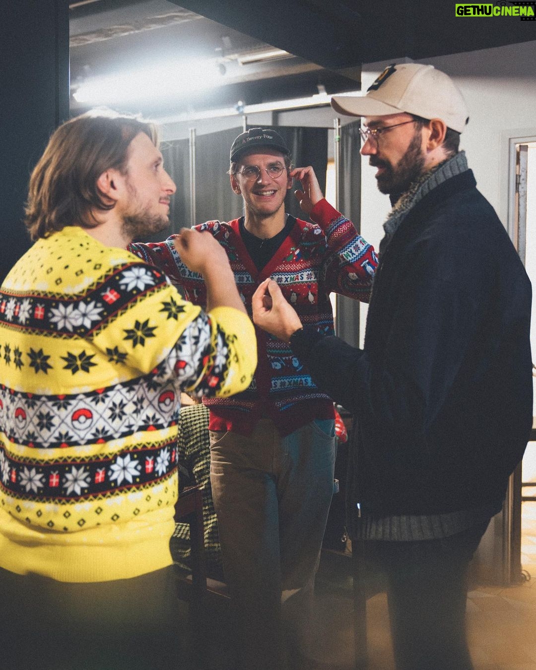 David Coscas Instagram - Joyeux Noël à tous et à toutes. Notre énorme vidéo de Noël est dispo sur la chaîne principale. Happy crimus. It’s chrismun. Merry crisis. Merry Chrysler. 📸 (les jolies) @marie__flmt Merci @celio_benormal ! Maison du Père Noël