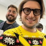David Coscas Instagram - Joyeux Noël à tous et à toutes. Notre énorme vidéo de Noël est dispo sur la chaîne principale. Happy crimus. It’s chrismun. Merry crisis. Merry Chrysler. 📸 (les jolies) @marie__flmt Merci @celio_benormal ! Maison du Père Noël