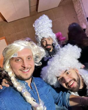 David Coscas Instagram - Je vous préviens la dernière est hard…Grâce à vos votes vous avez fait gagner 3 NMA à @bigfloetoli bravo. 
Comme promis voici donc un florilège de photos qu’ils n’ont jamais voulu que je poste. 
1. Parc Astérix 
2. Un réveil avant 13h pour Flo
3. Perruques
4. 2017 la pire de toutes