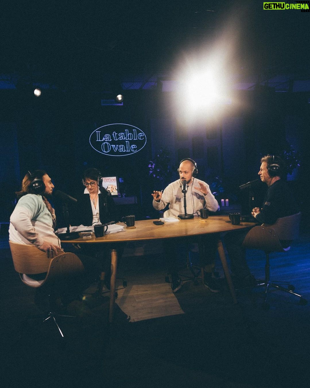 David Coscas Instagram - Je suis très fier d’avoir reçu Jean Marc Jeancovici et Sophie Szopa du GIEC pour parler avenir de la planète et écologie dans cette nouvelle Table Ovale 🫶 Allez l’écouter sur @spotifyfrance et la voir sur notre chaîne principale. Les belles photos de la vie par @laurag_photo La Terre