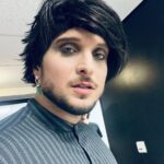 David Coscas Instagram - Petit style validé comme ça ? Comme tout le monde je chantais cette chanson à tue tête quand j’étais petit, et des années après j’ai l’honneur de pouvoir l’interpréter avec @camillecombal & @rafcarlito C’était dans le prime des Inconnus hier soir sur @tf1 , dispo en replay c’est monstruuuueuuuuxx (La petite danse de Carlito à la fin me saborde) Les Yeux Bleus