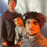 David Coscas Instagram - Petit style validé comme ça ? Comme tout le monde je chantais cette chanson à tue tête quand j’étais petit, et des années après j’ai l’honneur de pouvoir l’interpréter avec @camillecombal & @rafcarlito C’était dans le prime des Inconnus hier soir sur @tf1 , dispo en replay c’est monstruuuueuuuuxx (La petite danse de Carlito à la fin me saborde) Les Yeux Bleus